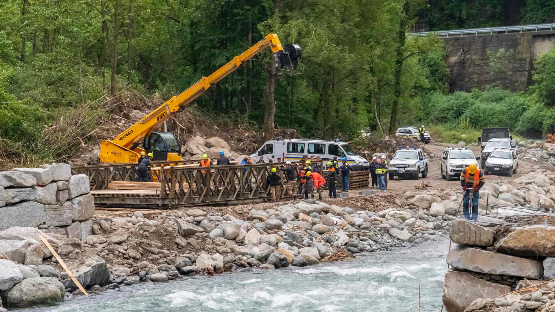 protezione civile volontari costruzione ponte