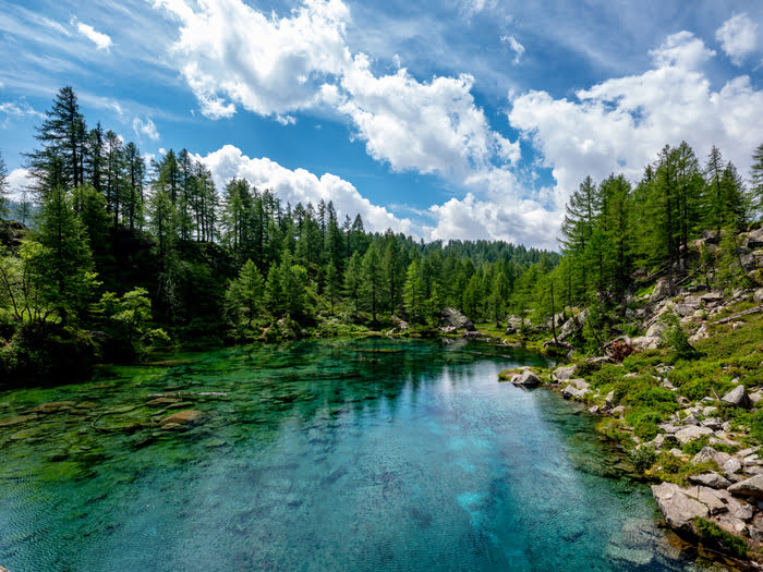 lago delle streghe immagine panoramica dello specchio d'acqua