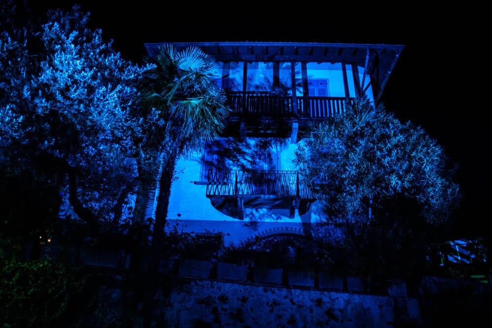 isola dei pescatori luci blu e verdi isole di luce dettagli sulle case