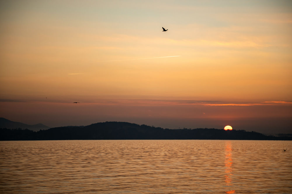 colori alba rossastri sul Lago Maggiore